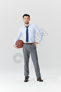 单手抱着篮球的男性形象图片