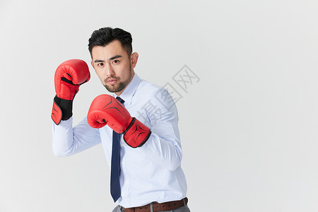戴着拳击手套的商务男性做防守动作图片