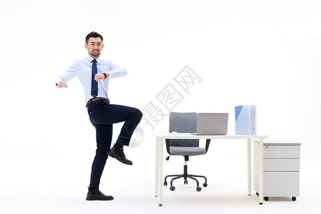 舒展筋骨在办公桌旁舒展身体的男性背景