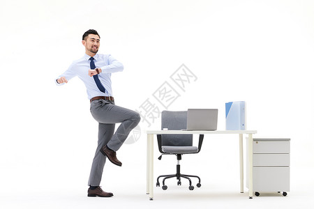 舒展筋骨在办公桌旁舒展身体的男性背景