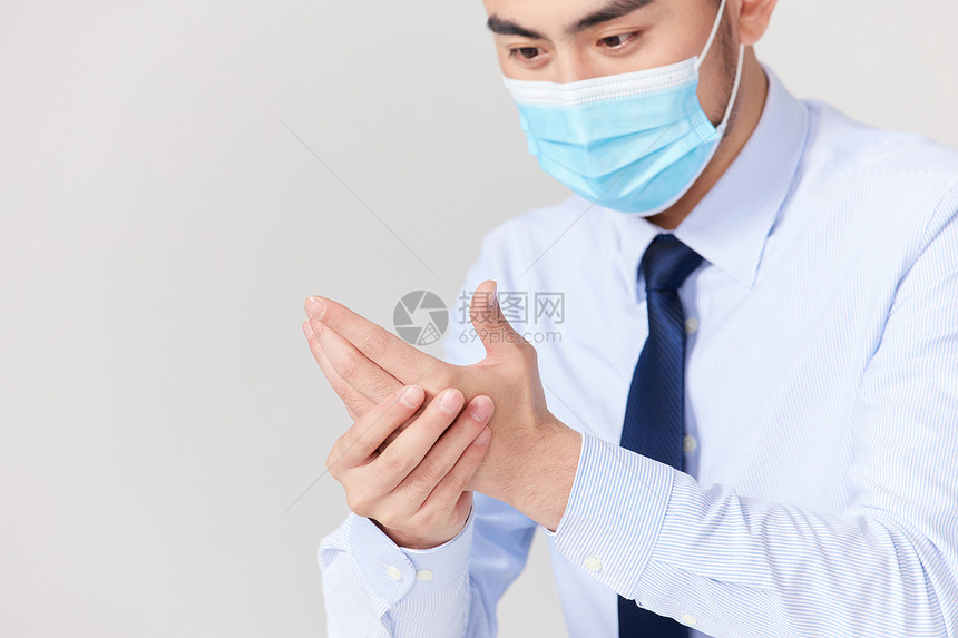 男性给手部消毒图片