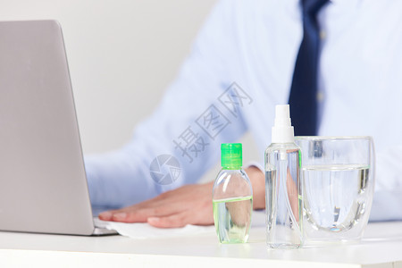 抗疫战疫办公桌上的消毒产品背景