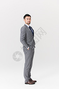 穿灰色西装的商务人士形象背景图片