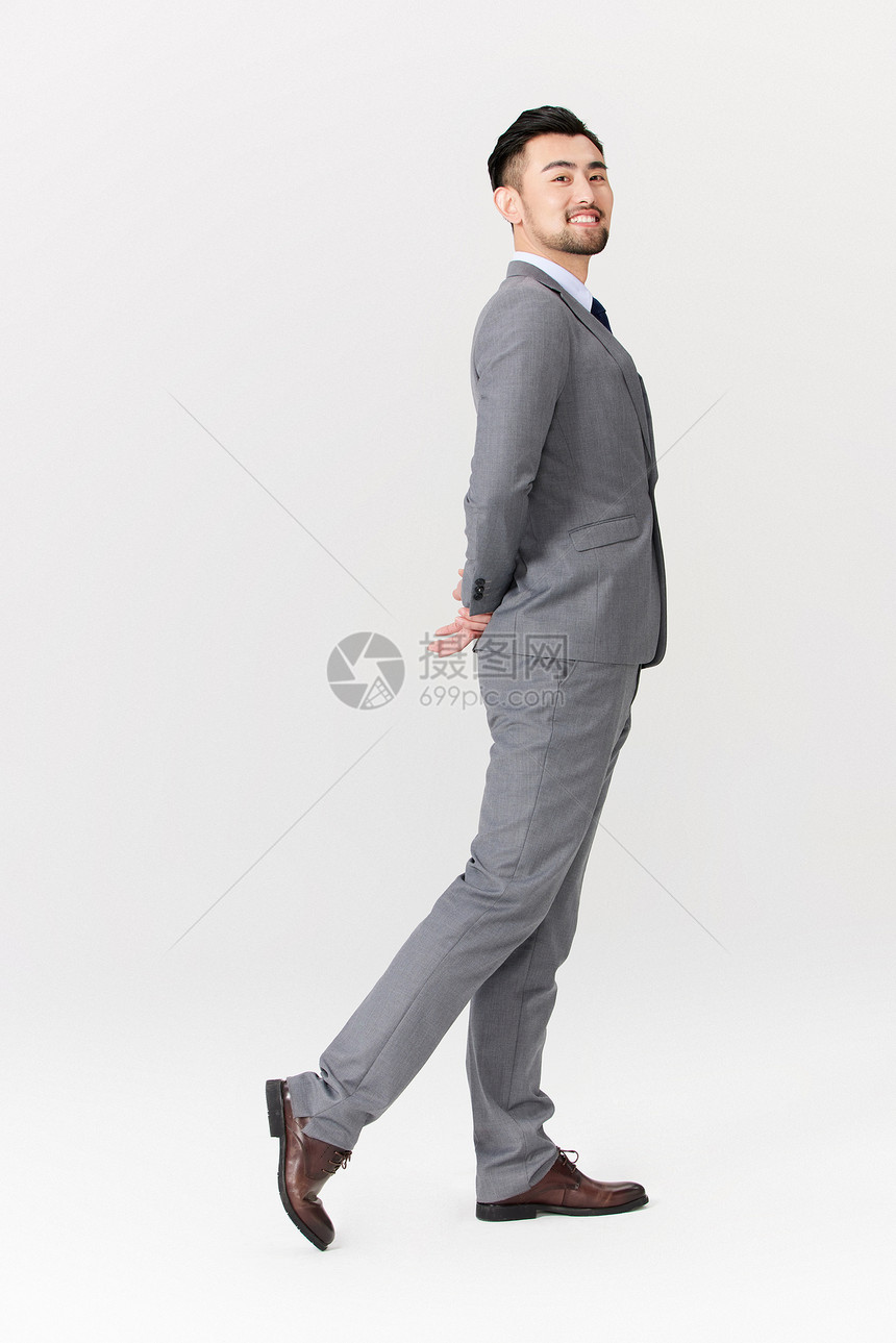 穿灰色西装的商务人士形象图片