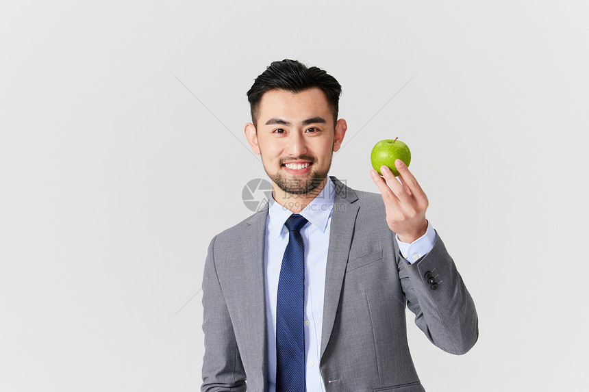 男性手拿青苹果展示图片