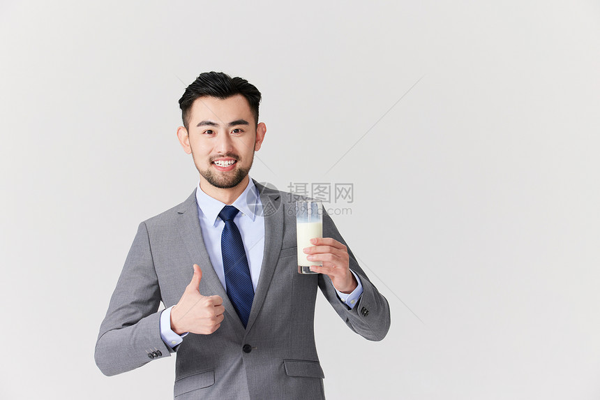 喜欢喝牛奶的商务男性图片