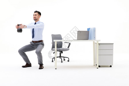 职场男性在办公桌旁健身图片