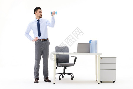 在办公室举哑铃的男性图片