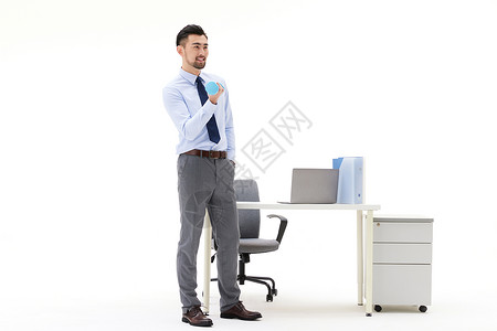 在办公室举哑铃的男性图片