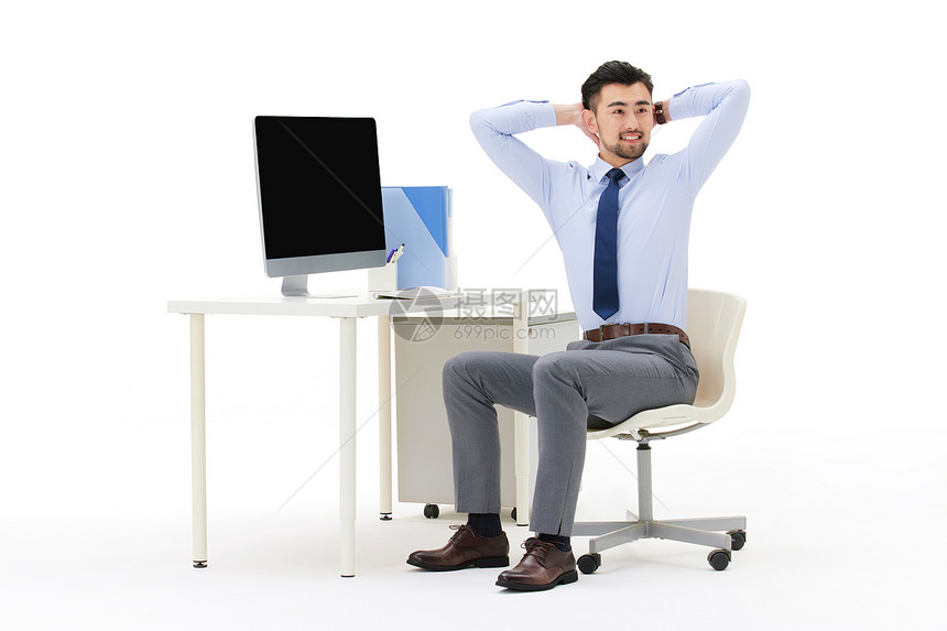 职场男性坐在办公桌前舒展身体图片