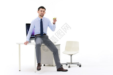 舒展筋骨职场男性坐在办公桌前舒展身体背景