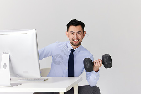 在办公室健身的男性图片