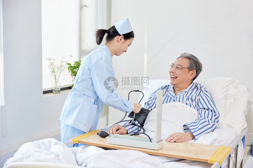 护士为老人测量血压图片