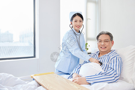 护士使用听诊器检查老人身体背景图片