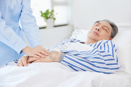 护士贴心的照顾老人背景图片