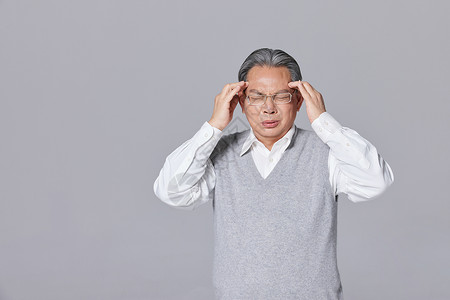 男性病症头疼的老人背景图片