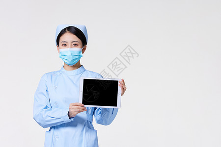 戴口罩的护士展示平板电脑图片
