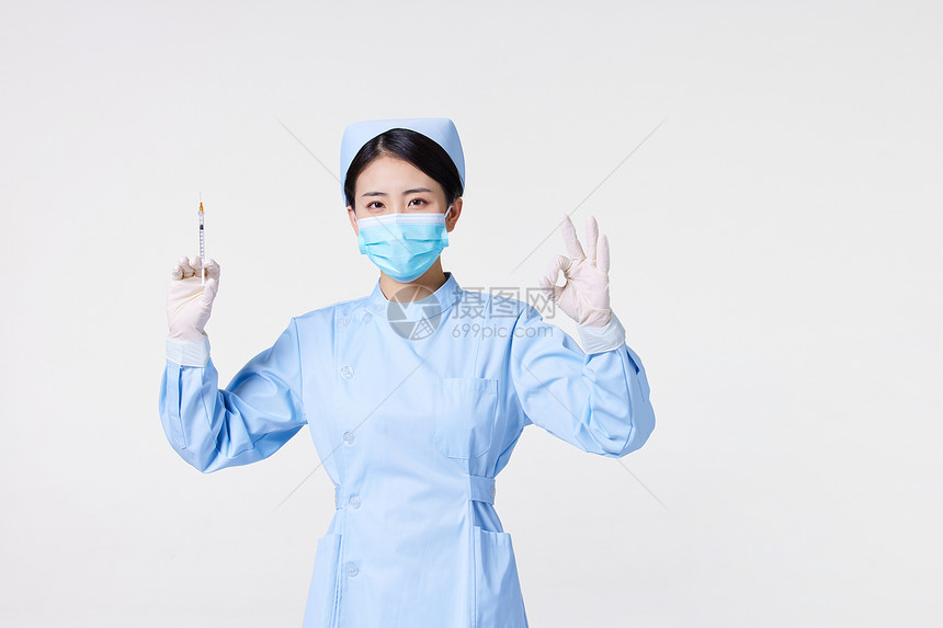 手拿注射器的护士形象图片
