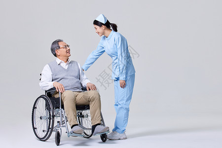 护士照顾行动不便的老人图片