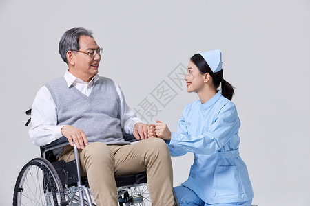 护士帮老人捶腿高清图片