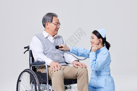 心脏听诊护士为行动不便的老人检查心脏背景