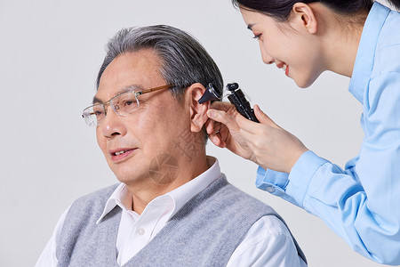 耳朵健康护士帮老人检查耳朵特写背景