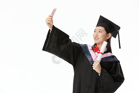 穿学士服的女大学毕业生自拍图片