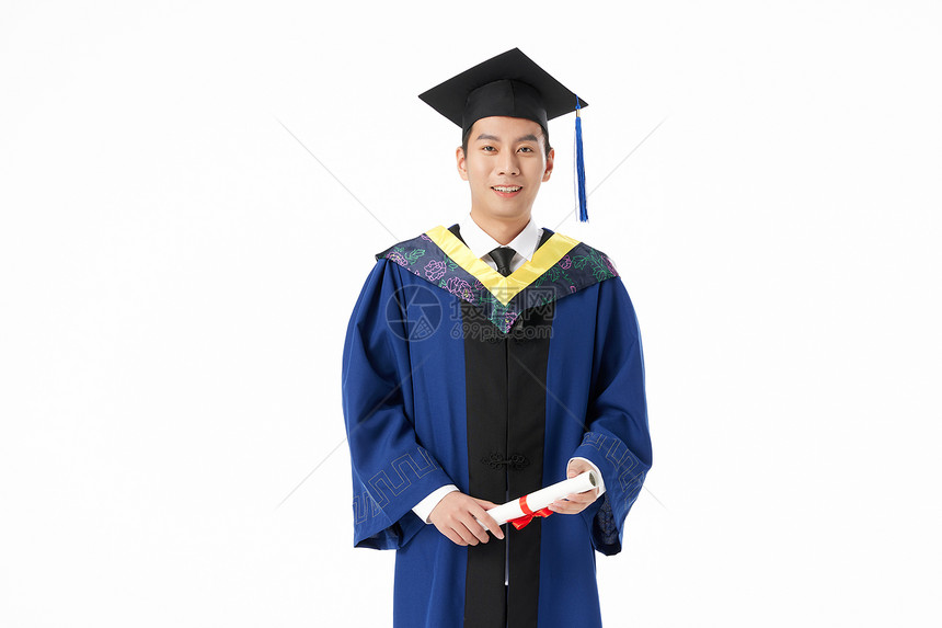 手拿结业证书的男硕士毕业生图片