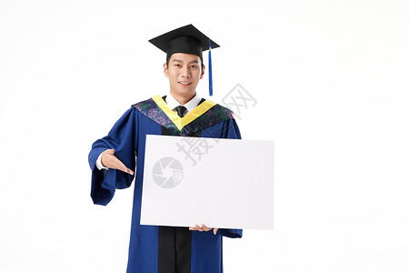硕士毕业生拿白板背景图片