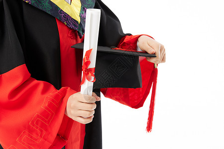 扔博士帽子手拿博士帽和毕业证书特写背景