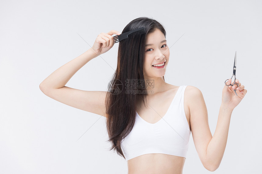 年轻女性使用梳子梳头发图片
