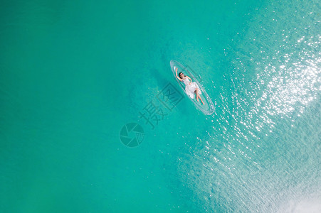 游泳大狂欢青海大柴旦翡翠湖背景