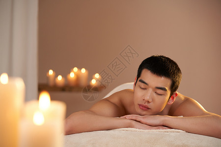 青年男性趴在床上做SPA高清图片
