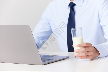 饮食营养均衡喝牛奶的商务男性背景