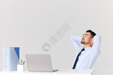 在办公桌前休息的职场男性图片