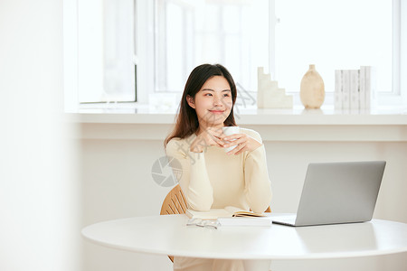 周末居家办公的年轻女性背景