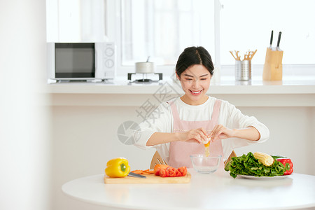 机蔬菜年轻女性厨房打蛋做早餐背景