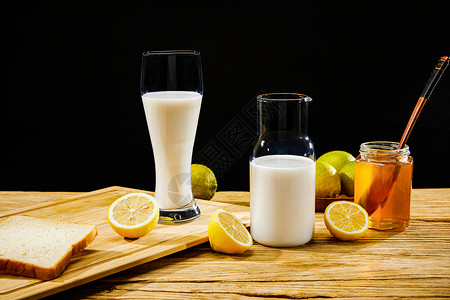 牛奶产品木桌上的牛奶蜂蜜背景