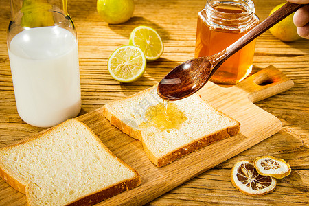 牛奶产品木桌上的面包蜂蜜牛奶背景