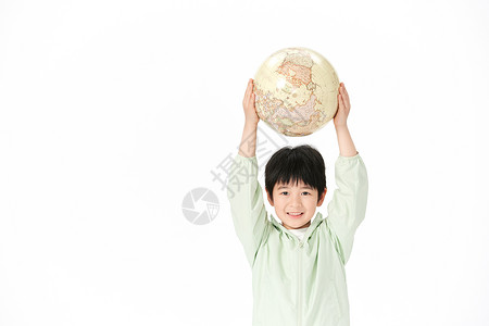 双手举着地球的小男孩图片