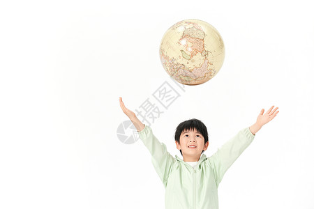 举着地球的男孩托着地球的小男孩背景