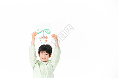 小男孩高举手绘小树苗图片