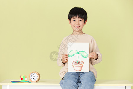 手绘站着男孩展示手绘的小男孩背景