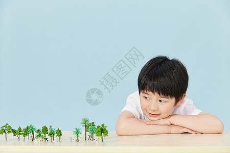 小男孩与微距植物图片