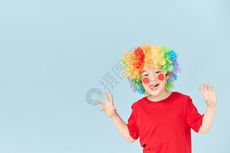 4月1人愚人节扮成小丑的男孩背景