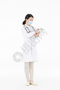 穿着手术服在文件夹上签字的医生女医生在病历上做记录背景