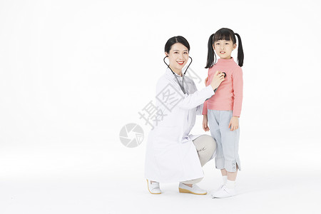 带着听诊器的女医师给小女孩做检查图片