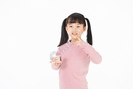 超声洁牙手拿牙齿模型的小女孩背景
