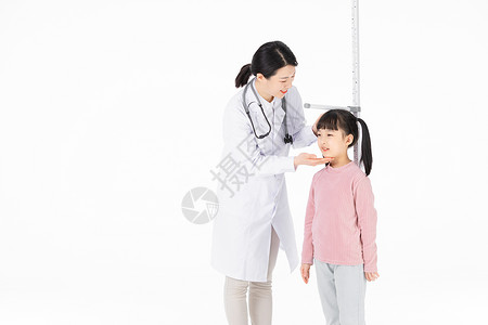 儿童量身高给小女孩测量身高的医护人员背景
