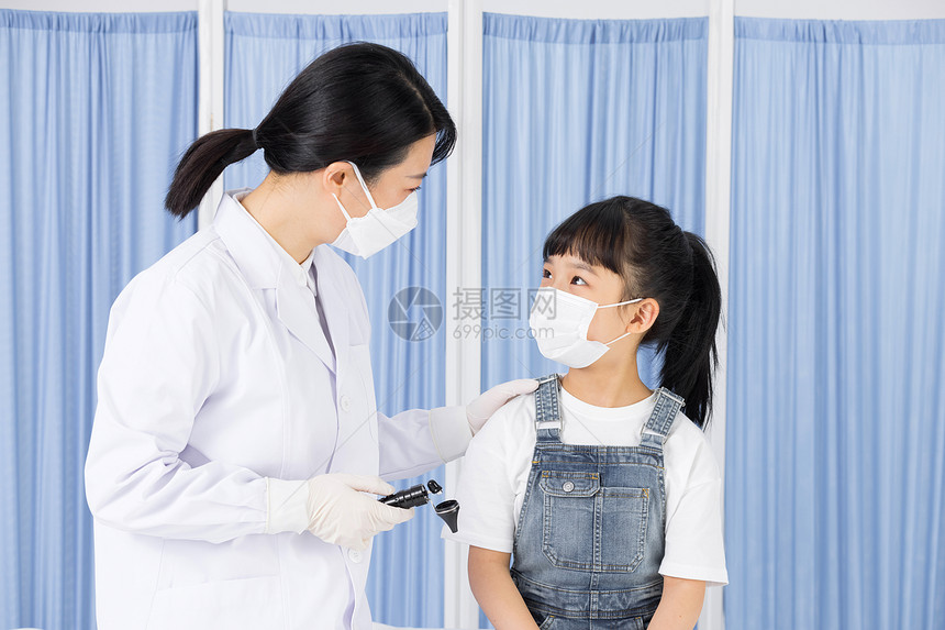 医生询问戴着口罩的小女孩病情图片